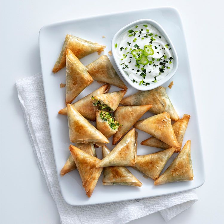 Samosas de calabacín con salsa de yogur Samosas de calabacín con salsa de yogur