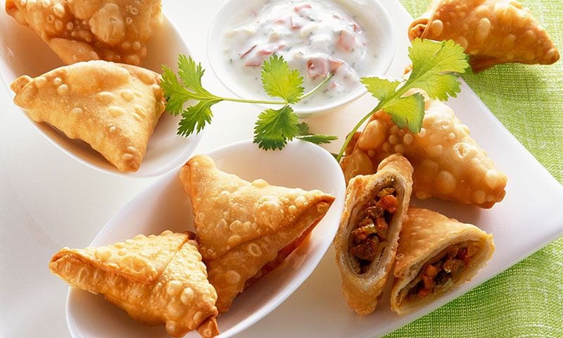 Samosas de carne picada con salsa de yogur picante