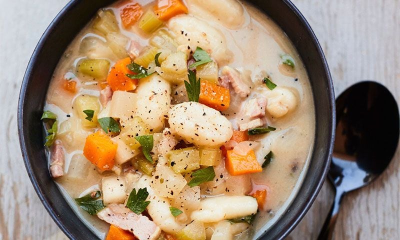 Guiso de ñoquis con verduras y panceta