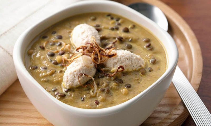 Sopa cremosa de lentejas con quenelles de pollo