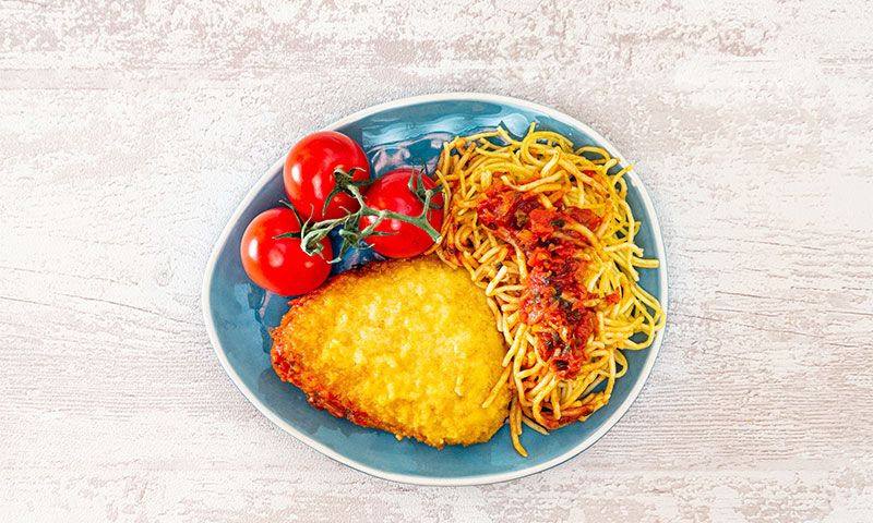 San Jacobo con espaguetis y tomate