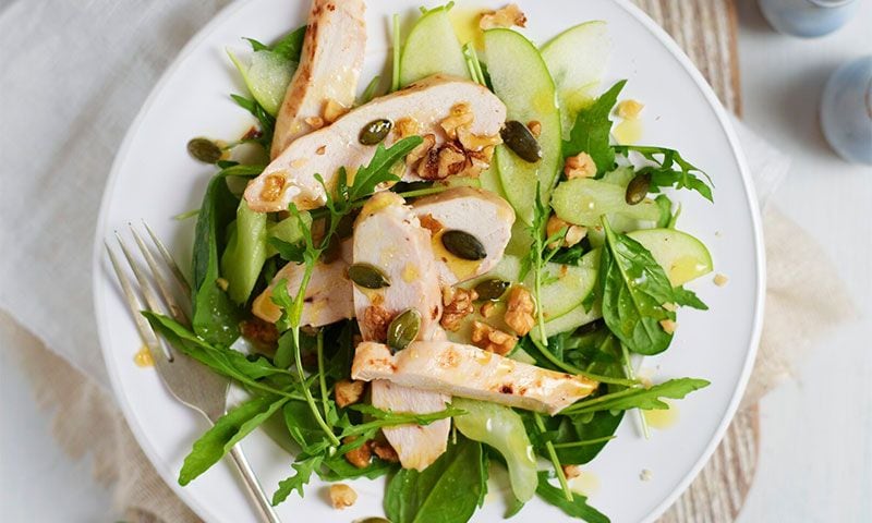 Ensalada verde con pollo, manzana, pipas y aliño de nueces