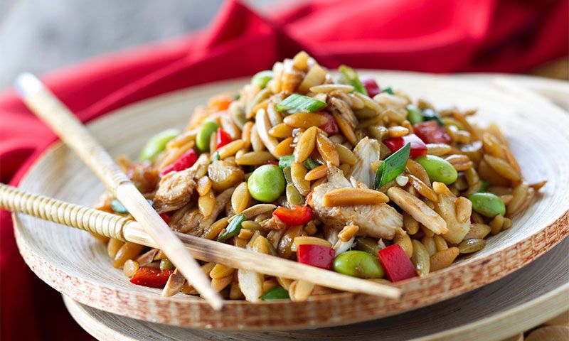 Ensalada de orzo con pollo y edamame