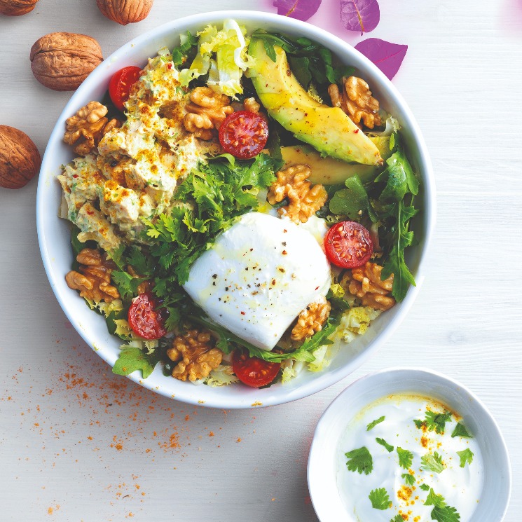 Ensalada de burrata con pollo al curry de nueces
