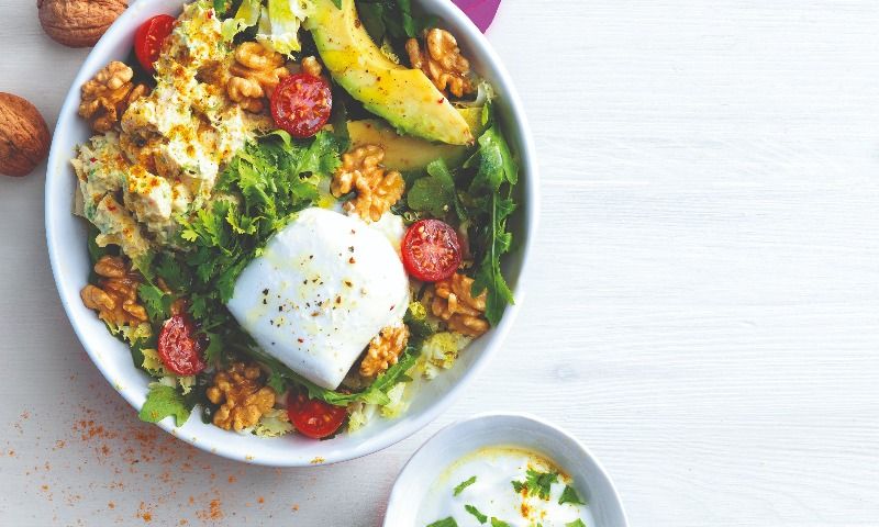 Ensalada de burrata con pollo al curry de nueces