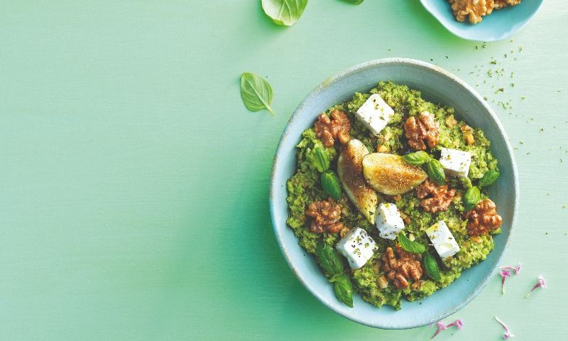 Falso arroz de brócoli y nueces con queso feta e higos