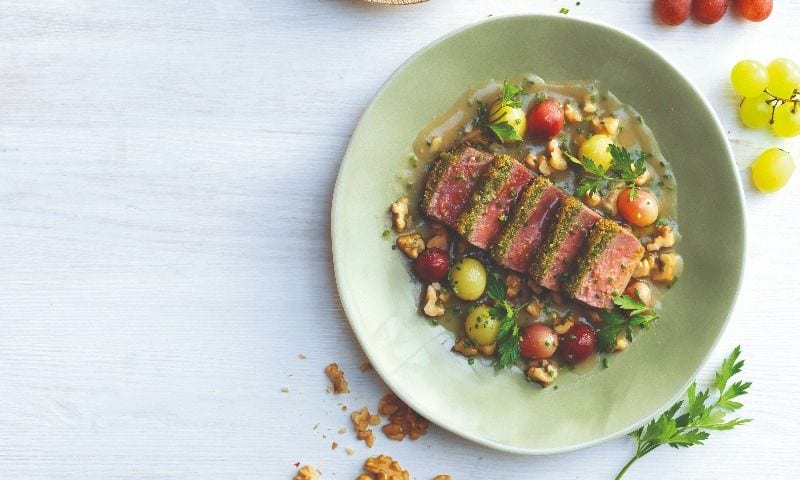 Lomo de atún gratinado con nueces, hierbas aromáticas y salsa de uvas