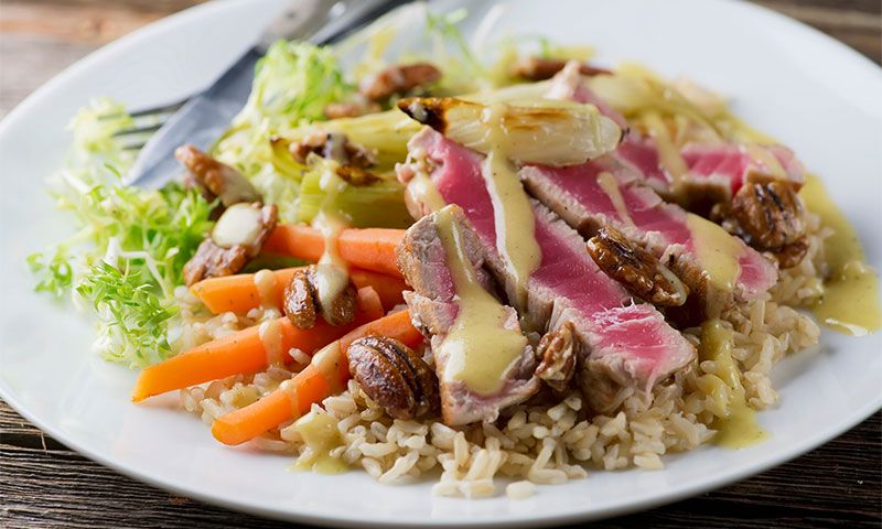 Tataki de atún con arroz y nueces pecanas