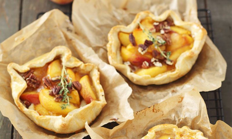 Tartaletas con crema pastelera, melocotón y nueces pecanas