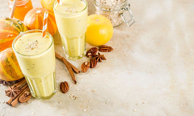 Smoothie de calabaza, naranja, nueces pecanas, miel, avena, canela y anís