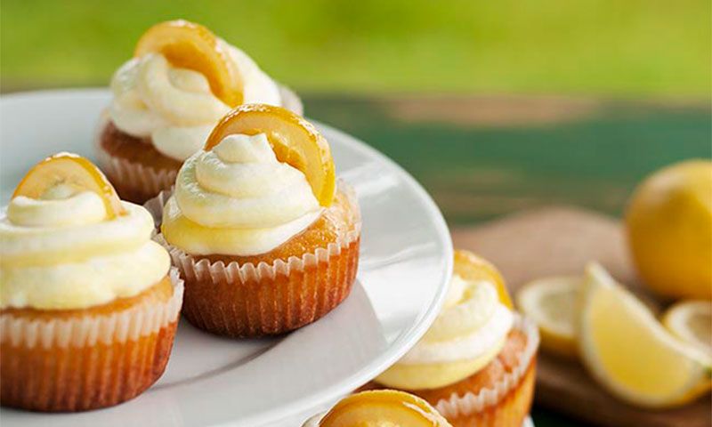 Muffins de piña con cobertura de crema de limón
