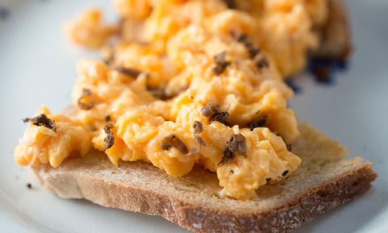 Huevos revueltos con mozarela, trufa y parmesano