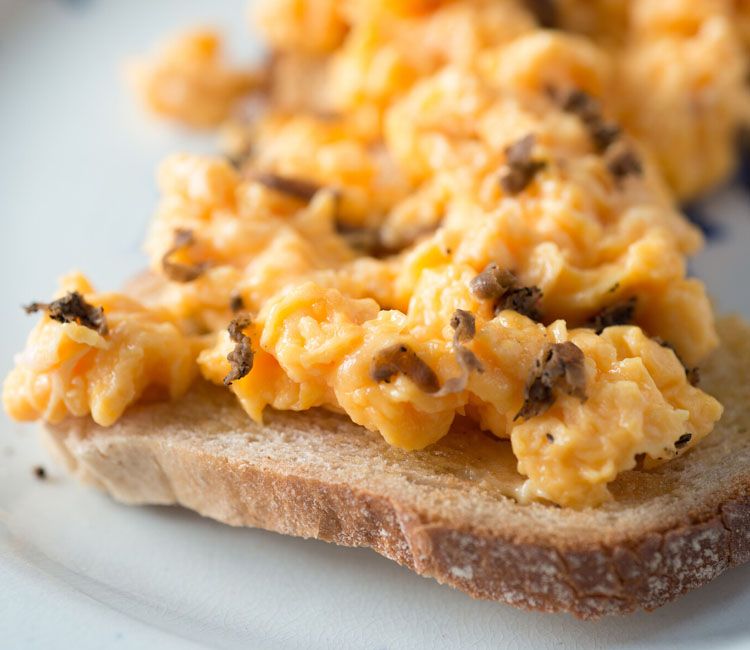 Huevos revueltos con mozarela, trufa y parmesano Huevos revueltos con mozarela, trufa y parmesano