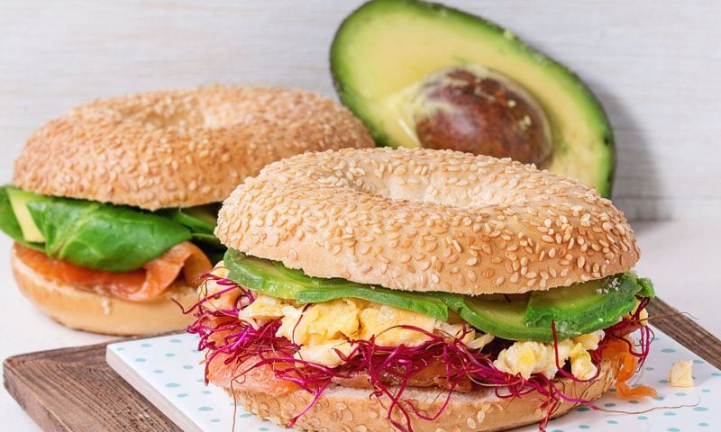 'Bagel' de huevos revueltos con salmón ahumado y aguacate