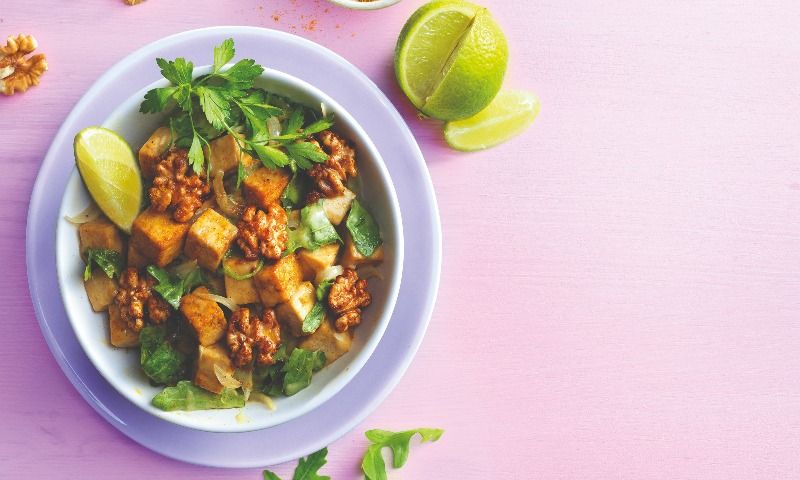 Tofu al curry y nueces caramelizadas con especias