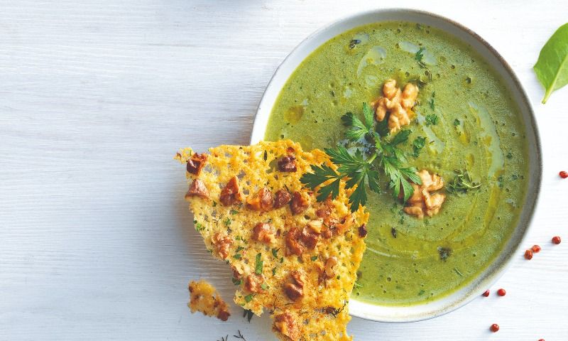 Crema de espinacas con crujiente de nueces y queso parmesano