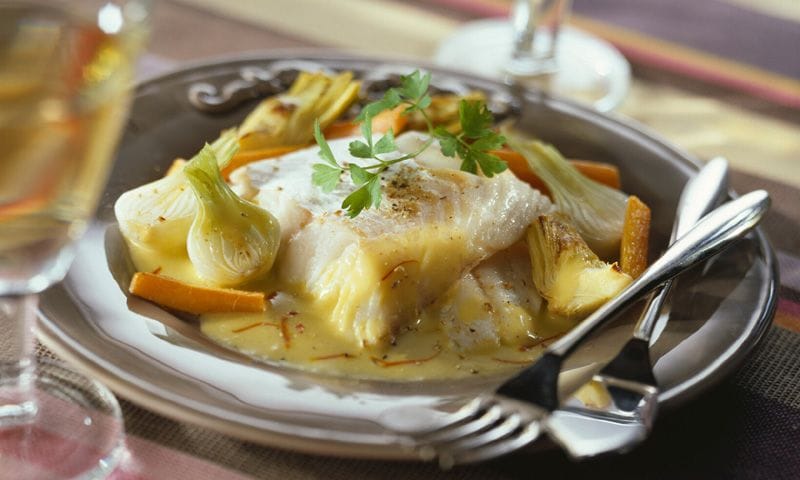 Lubina con verduras y salsa de azafrán