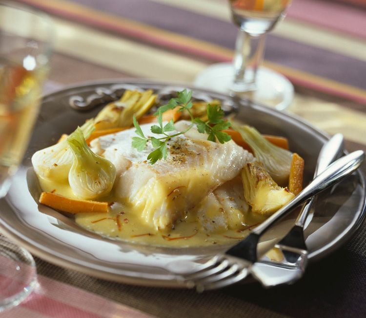Lubina con verduras y salsa de azafrán