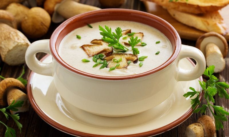 Crema de pavo con setas y batata al romero