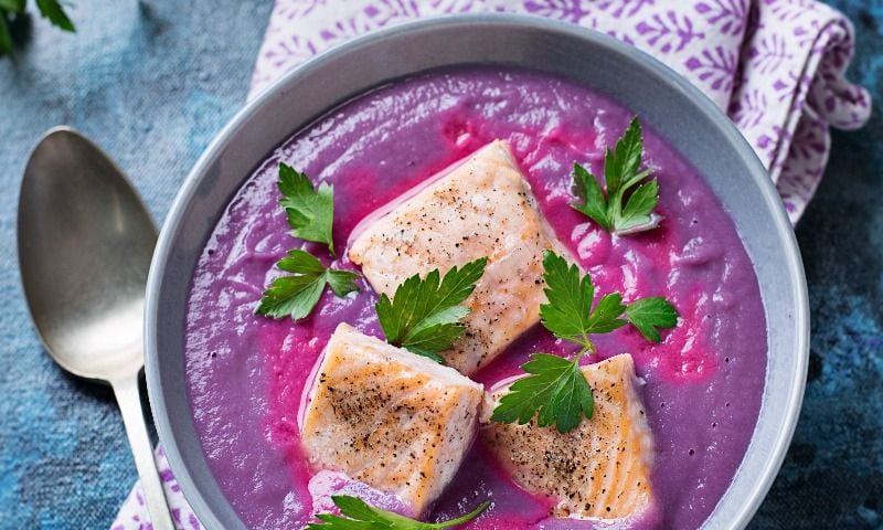 Crema de lombarda y manzana con salmón al vapor