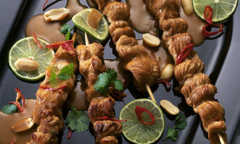 Brochetas de pavo con salsa de crema de cacahuete y lima