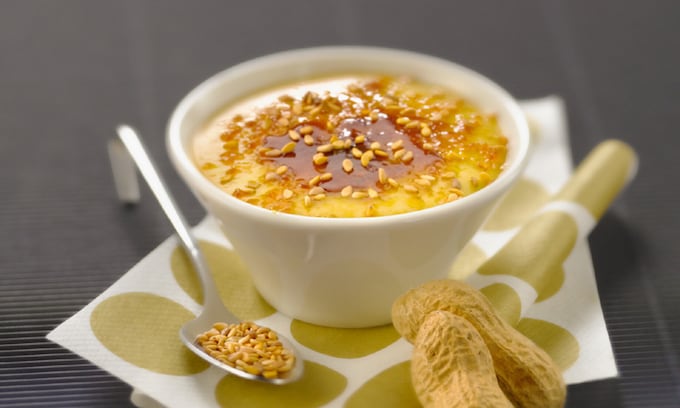 'Crème brûlée' de crema de cacahuete con semillas de sésamo