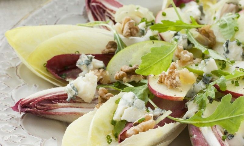 Ensalada de endibias con manzana, nueces y queso azul