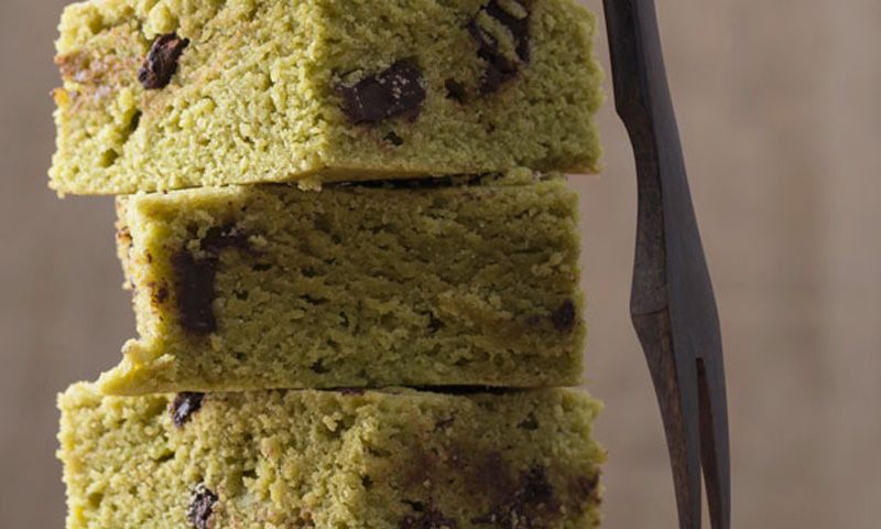 'Brownies' de té 'matcha' con nueces y pepitas de chocolate