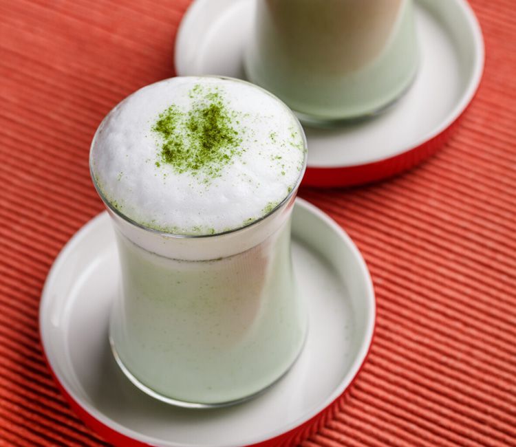 Capuchino de guisantes y té 'matcha' Capuchino de guisantes y té 'matcha'