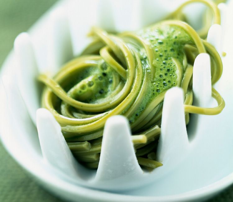 'Noodles' con salsa de té 'matcha' y menta 'Noodles' con salsa de té 'matcha' y menta