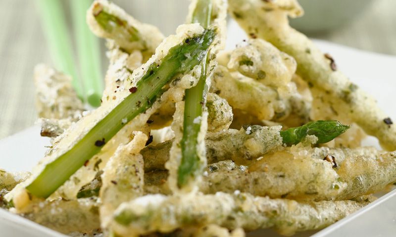 Espárragos verdes en tempura al té 'matcha'