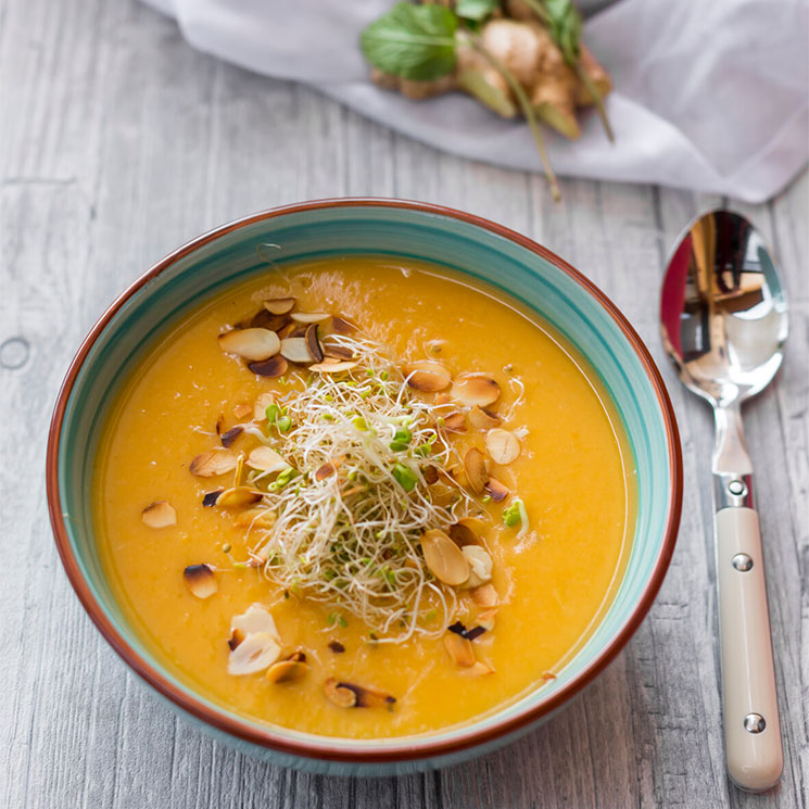 Crema de boniato y chirivía con jengibre y almendras