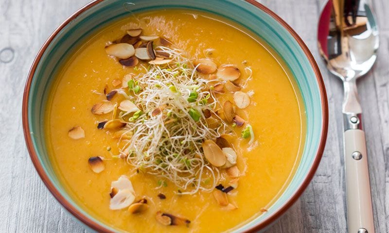 Crema de boniato y chirivía con jengibre y almendras