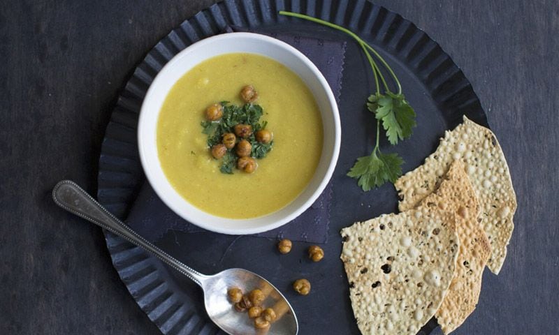 Crema de chirivía y garbanzos con curry y cilantro