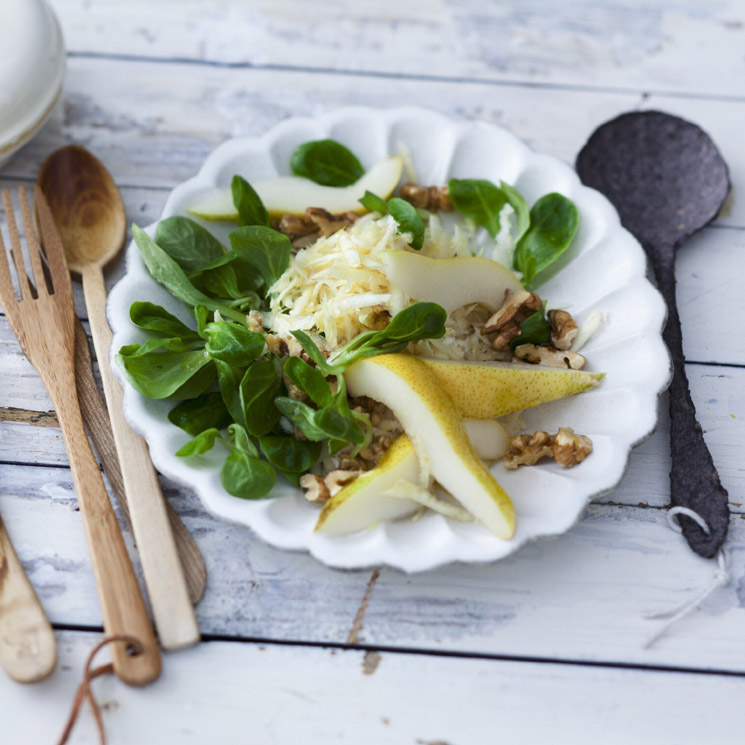 Ensalada de canónigos, pera y chirivía