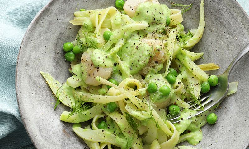 'Noodles' con hinojo, vieiras y crema de guisantes