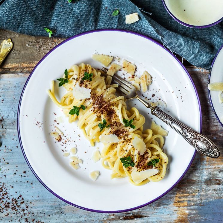 'Chitarrine' con salsa de Parmigiano Reggiano, pimienta rosa y hierbas aromáticas