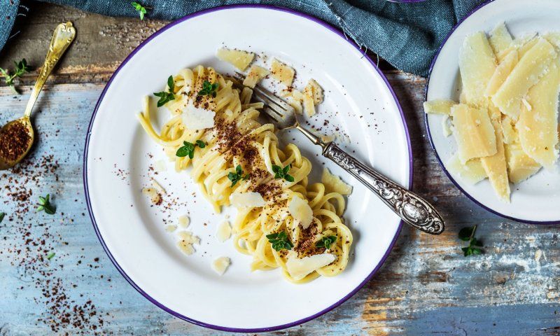 'Chitarrine' con salsa de Parmigiano Reggiano, pimienta rosa y hierbas aromáticas