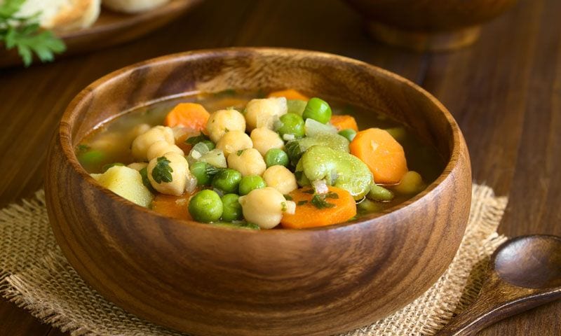 Sopa vegetariana de habas, guisantes y garbanzos