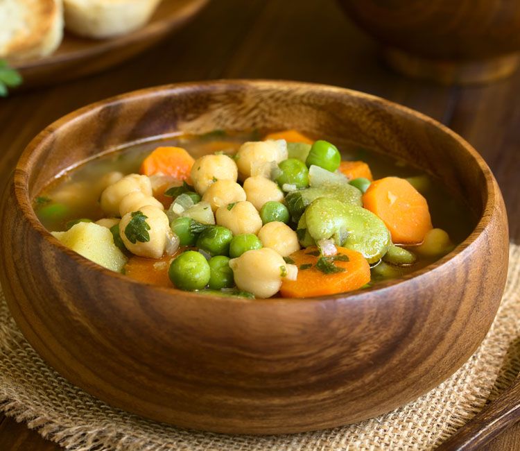 Sopa vegetariana de habas, guisantes y garbanzos Sopa vegetariana de habas, guisantes y garbanzos