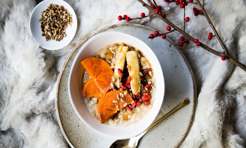 Porridge de avena, caqui y bayas de goji