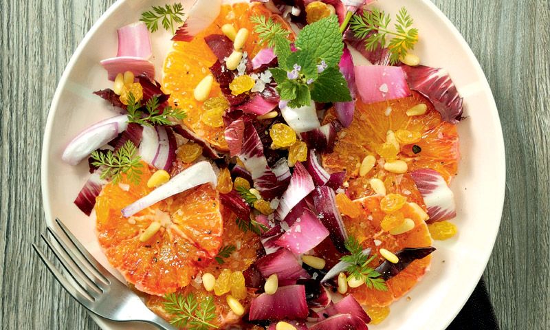 Ensalada de naranja con pasas y piñones