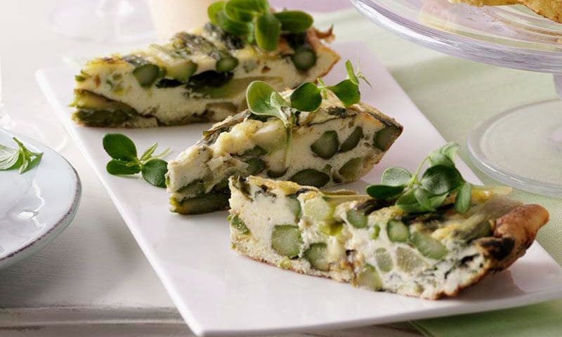 Tortilla de espárragos verdes con crema agria