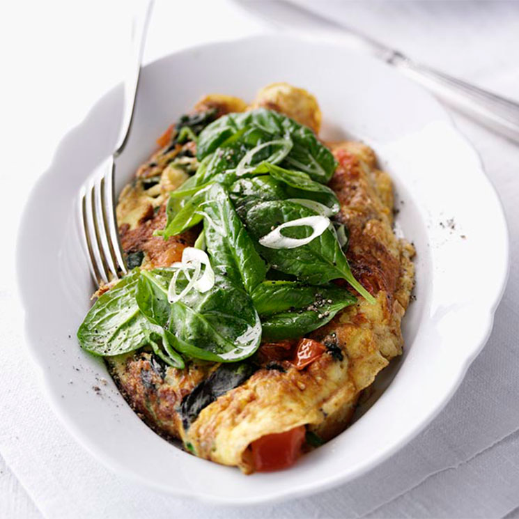 Tortilla de espinacas y tomate con cebolleta aliñada