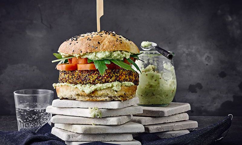 Hamburguesa de quinoa y zanahoria con crema de aguacate