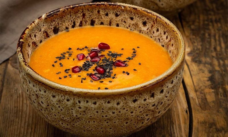 Crema de zanahoria, leche de coco y jengibre con granada
