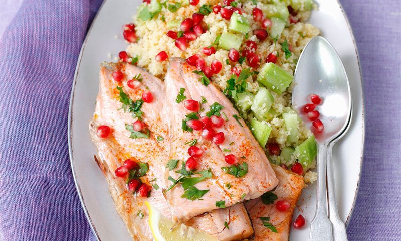 Salmón al horno con ensalada de cuscús, pepino y granada