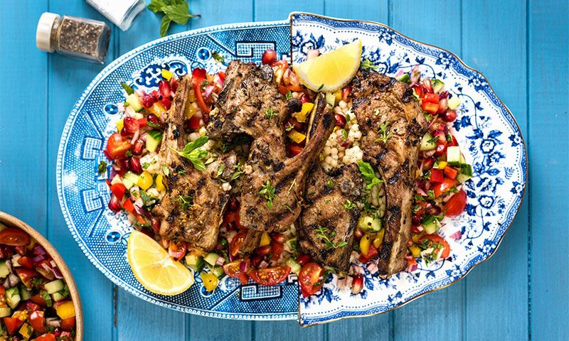 Chuletas de cordero picantes con ensalada de granada y melocotón