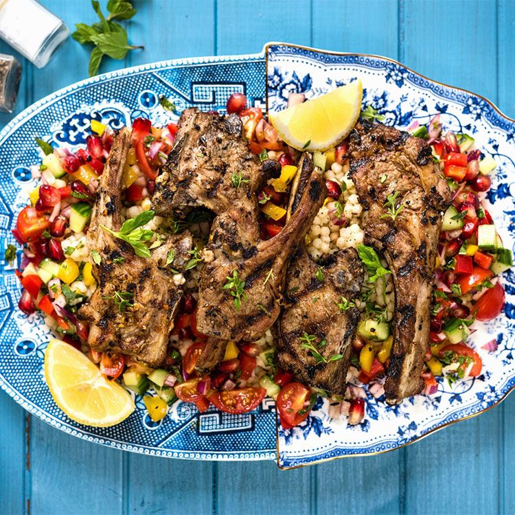 Chuletas de cordero picantes con ensalada de granada y melocotón Chuletas de cordero picantes con ensalada de granada y melocotón