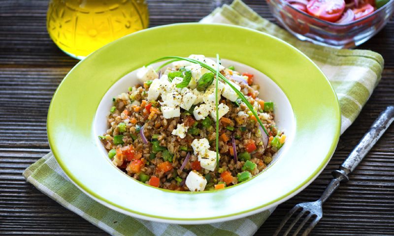 Ensalada de amaranto y trigo sarraceno con verduras y queso feta